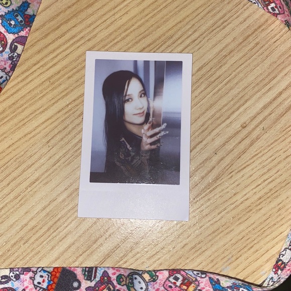 BORN PINK JISOO PHOTOCARD N POLAROID TOGETHER ! Both pics in order - Picture 3 of 4
